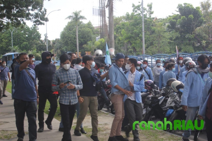 Aksi BEM UNRI sampaikan Aspirasi kaum Buruh tertahan oleh sikap Represif dari Aparat Kepolisian